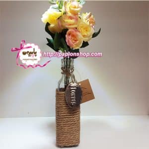 گلدان شیشه ای با پوشش کنفی و آویز فلزی flowers