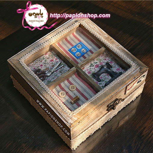 جعبه چوبی خیاطی با تزیینات مینیاتوری لوازم خیاطی و درب شیشه ای
