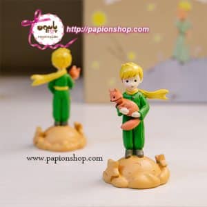 فیگور شازده کوچولو با روباه ایستاده بر روی سیاره