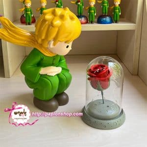 فیگور بزرگ شازده کوچولو به همراه گل سرخ داخل حباب شیشه ای