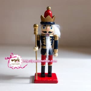 سرباز فندق شکن کریسمس نیزه دار با لباس سورمه ای