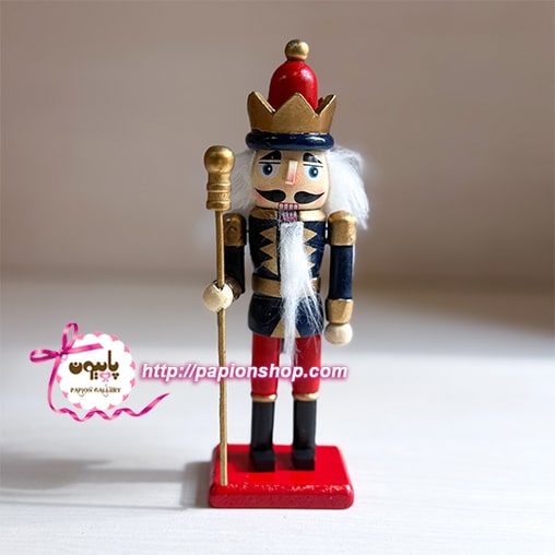 سرباز فندق شکن کریسمس نیزه دار با لباس سورمه ای