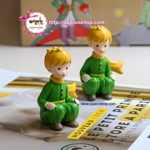 فیگور شازده کوچولو نشسته بر روی زانو