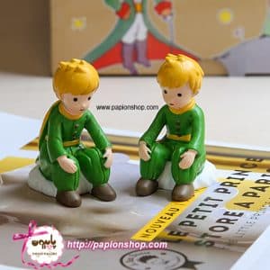 فیگور شازده کوچولو نشسته بر روی سنگ