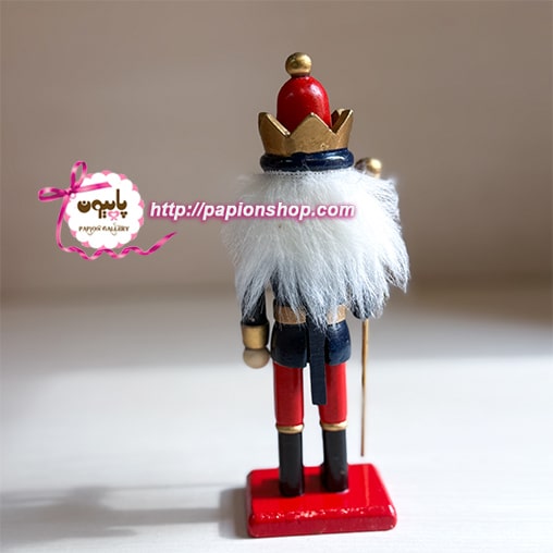 سرباز فندق شکن کریسمس نیزه دار با لباس سورمه ای