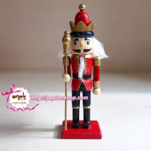 سرباز فندق شکن کریسمسی نیزه دار با لباس قرمز