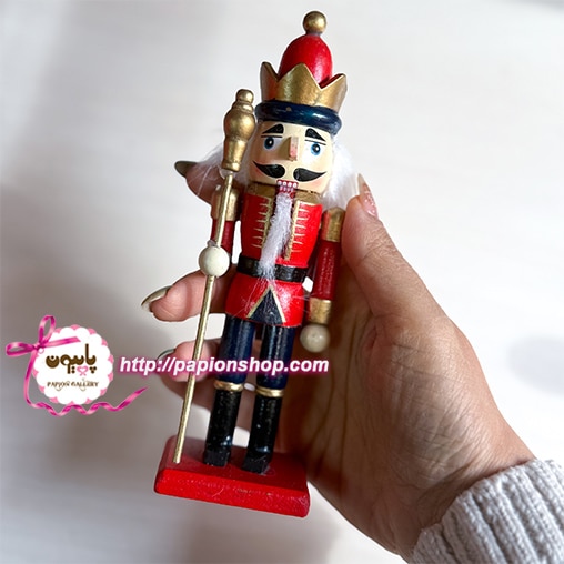 سرباز فندق شکن کریسمسی نیزه دار با لباس قرمز