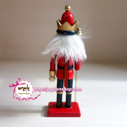 سرباز فندق شکن کریسمسی نیزه دار با لباس قرمز