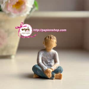 مجسمه پسر نشسته طرح ویلوتری