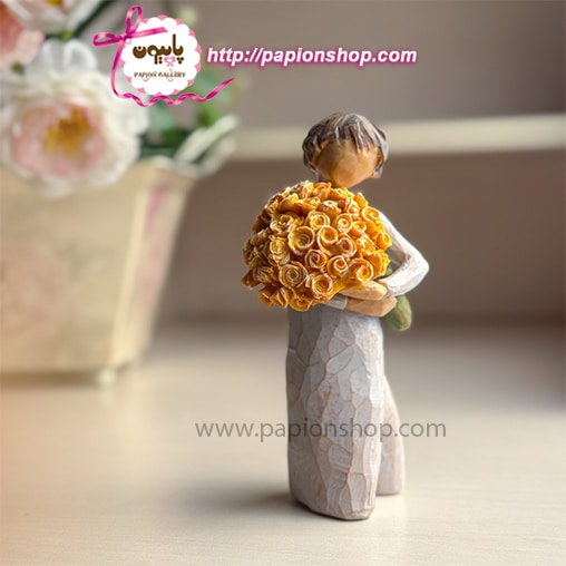 مجسمه دختر با دسته گل زرد طرح ویلوتری (وارداتی)